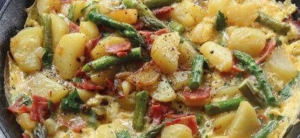 Boerenomelet met groene asperges en ham