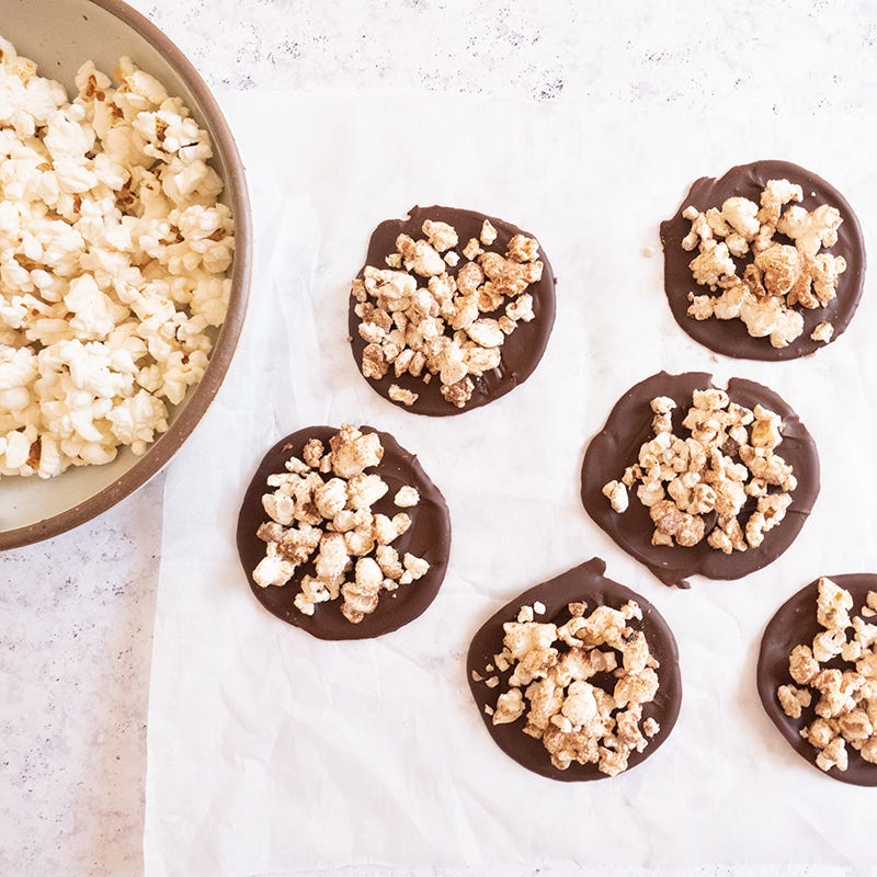 Chocolate disks with cinnamon popcorn