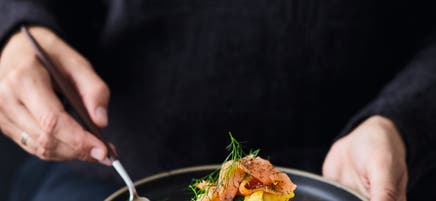 Avocado met roerei en zalm
