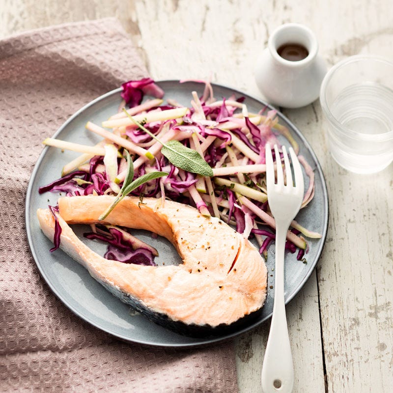 Steak de saumon et salade de choux aux pommes
