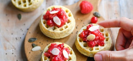 Mehrkorn-Waffeln mit roten Beeren