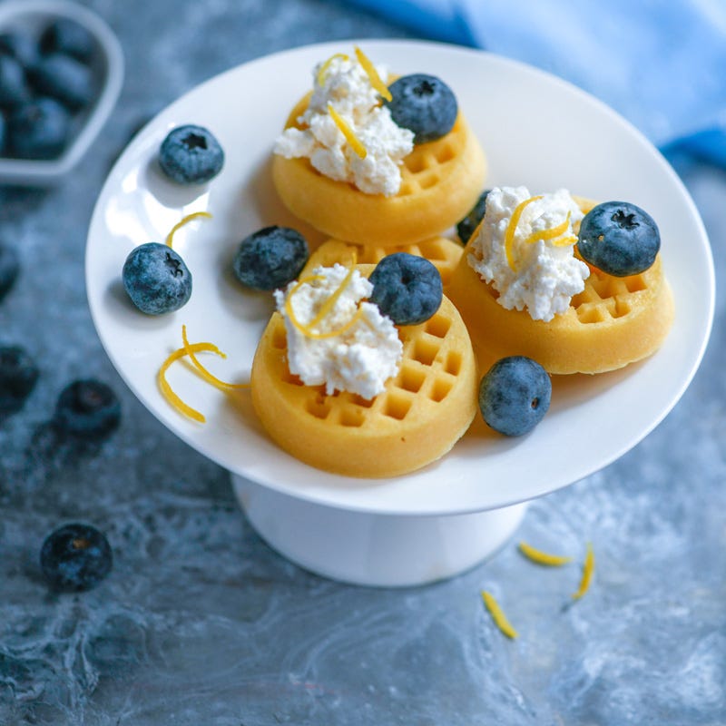 Waffeln mit Zitronen-Ricotta und Heidelbeeren