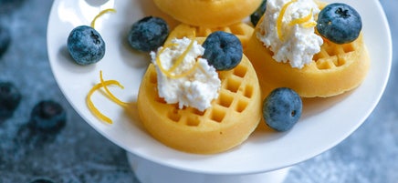 Waffeln mit Zitronen-Ricotta und Heidelbeeren
