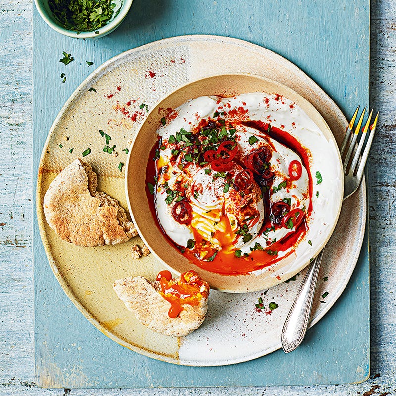 Türkische Eier mit Joghurt und Pita