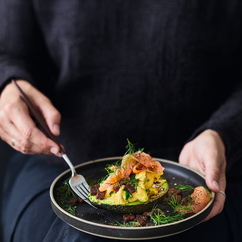 Photo de Avocat, saumon et œuf brouillé prise par WW