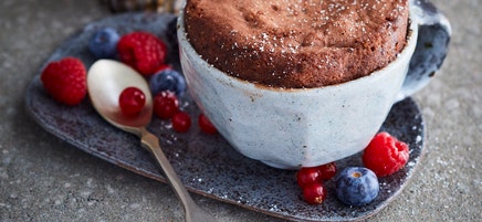 Gâteau au chocolat avec fruits rouges