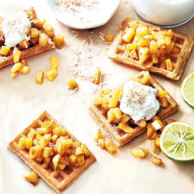 Ananaswaffeln mit Kokos-Joghurt-Topping