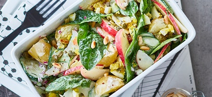 Salade de pommes de terre avec pomme et concombre