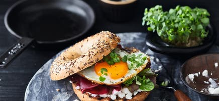 Bagel met cottage cheese en spiegelei