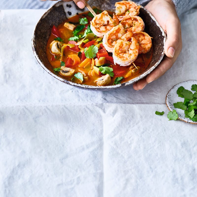 Groentecurrysoep met scampispiesen