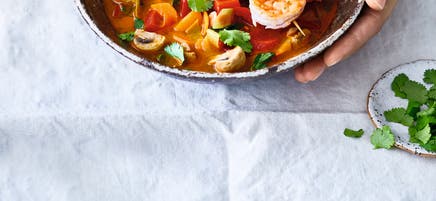 Soupe de légumes au curry et brochettes de scampis