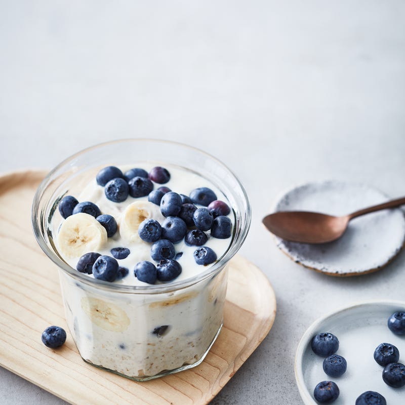 Overnight oats met blauwe bessen en kokos