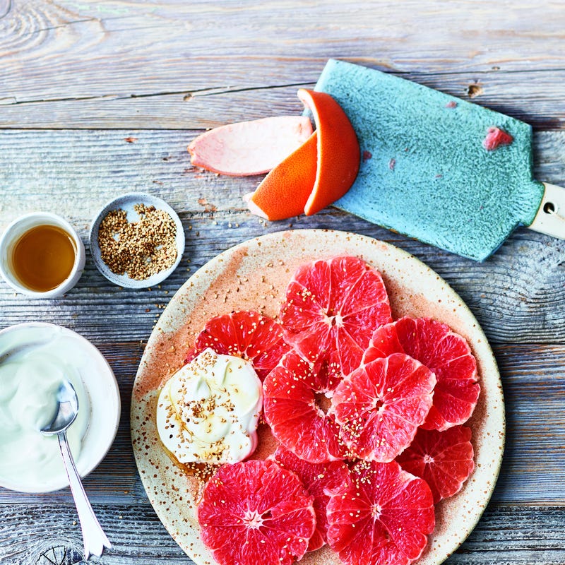 Pompelmoes met sesam-honingskyr