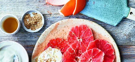 Pamplemousse au skyr de miel et sésame