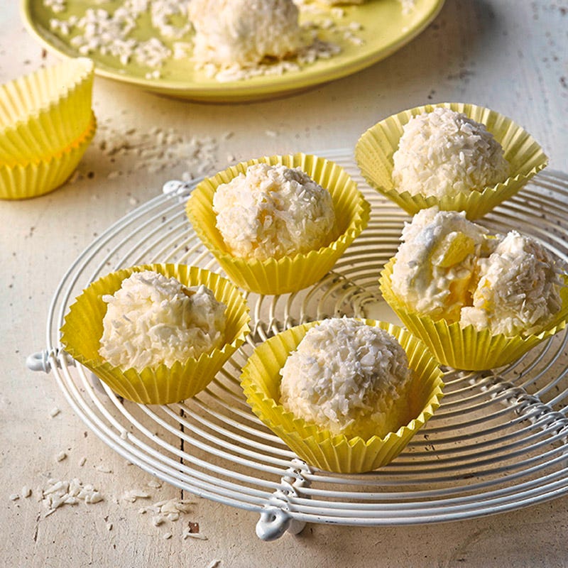 Merveilleux mit Ananascreme und Kokos