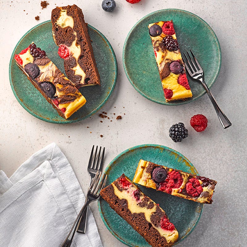 Brownie-Cheesecake-Bites mit Kaffee und Beeren