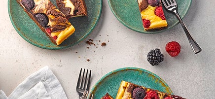Brownie-Cheesecake-Bites mit Kaffee und Beeren