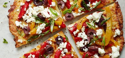 Knusprige Blumenkohlpizza mit Feta und Oliven