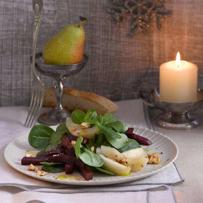 Nüsslisalat mit Randen und Prosecco-Birne