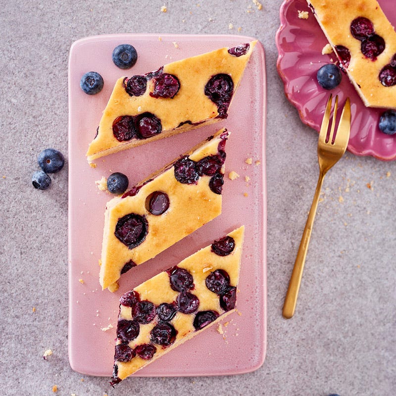 Salted Caramel Blondies mit Heidelbeeren