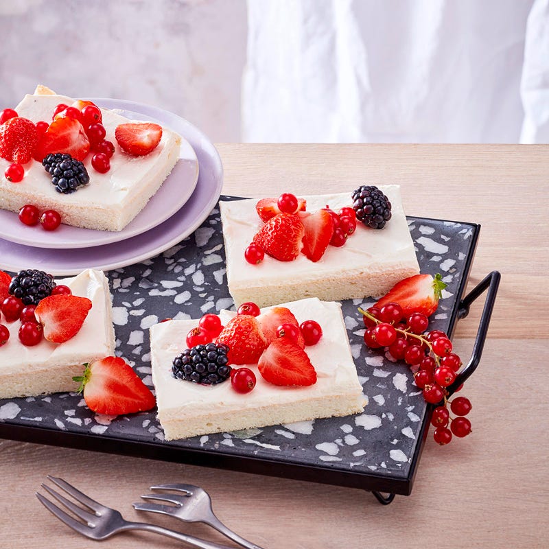 Weiße Biskuitschnitten mit Joghurtcreme und Beeren