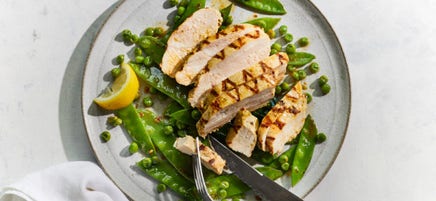 Poulet grillé au citron avec sauté aux pois verts