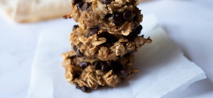 Jordnöts- och havrekakor med choklad och banan