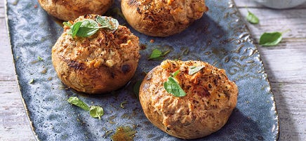 Riesenchampignons mit Tomaten-Käse-Füllung