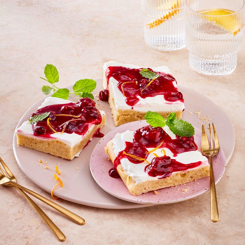 Limokuchen mit Roter Grütze