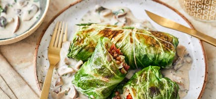 Roulades de chou pointu et sauce crémeuse aux champignons