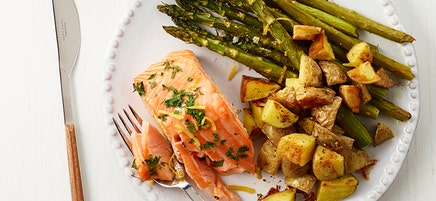 Ugnsbakad lax med sparris och potatis