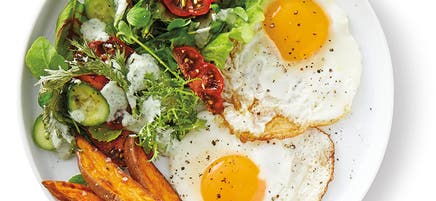 Stekt ägg med rostad sötpotatis