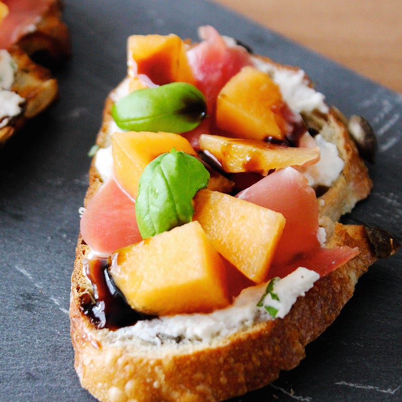 Photo de/du Tartines ricotta jambon cru melon basilic par WW