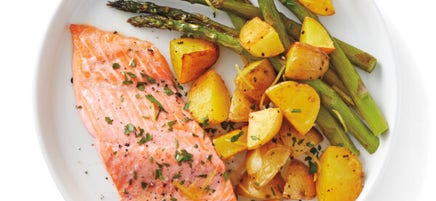 Saumon grillé, pommes de terre et asperges