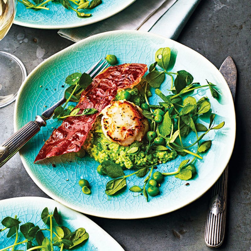 Photo de/du Saint-Jacques poêlées, purée de petits pois et chips de jambon de Parme par WW