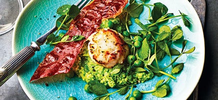 Saint-Jacques poêlées, purée de petits pois et chips de jambon de Parme