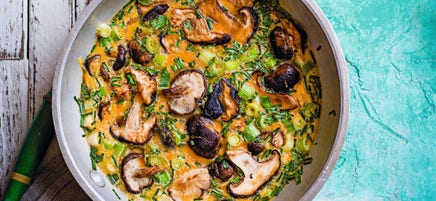 Omelette au gingembre, oignons nouveaux et champignons