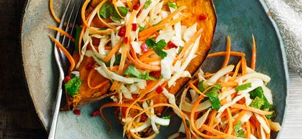 Patate douce au four et coleslaw asiatique
