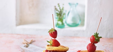 Pannenkoekspiesjes met aardbeien