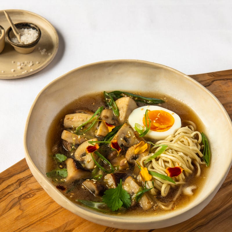 Foto van Consommé van paddenstoelen met soja en ei door WW