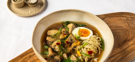 Consommé van paddenstoelen met soja en ei