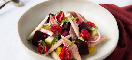 Salade van bieten met gerookte paling, aardappel en framboos