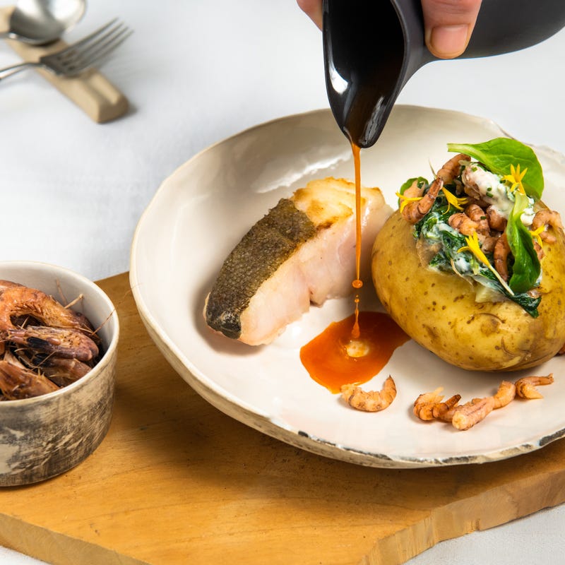 Foto van Kabeljauw met gevulde aardappel, spinazie en grijze garnalen door WW