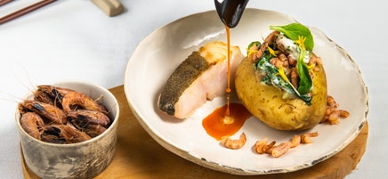 Kabeljauw met gevulde aardappel, spinazie en grijze garnalen