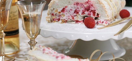 Bûche glacée aux framboises, noisettes et chocolat blanc