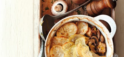 Gratin de pommes de terre, champignons, poireaux et poulet