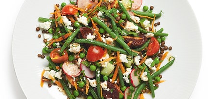 Salade de légumes d’été aux lentilles et à la feta