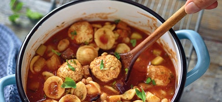 Italiaanse soep met pasta en kipballetjes