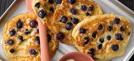 Karnemelkpannenkoeken met blauwe bessen