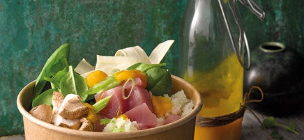 Poké bowl met tonijn en bloemkoolrijst